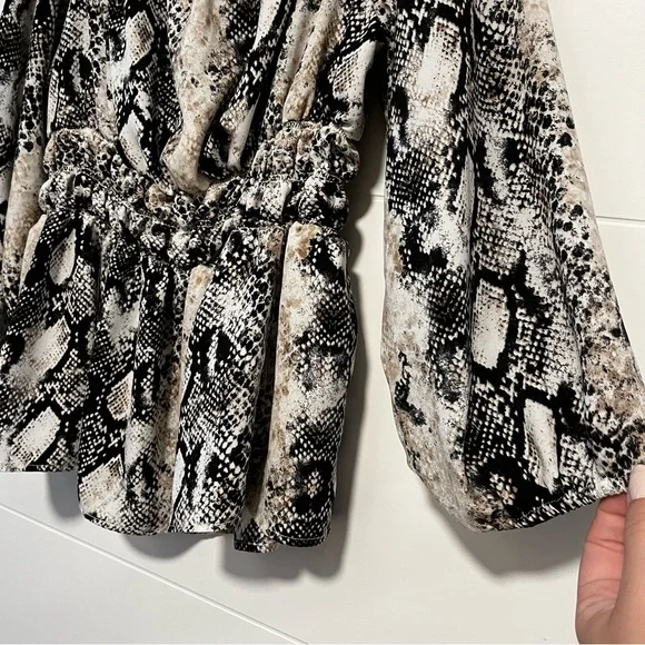 Design Lab | Off Shoulder Snake Print Blouse - Picture 10 of 12